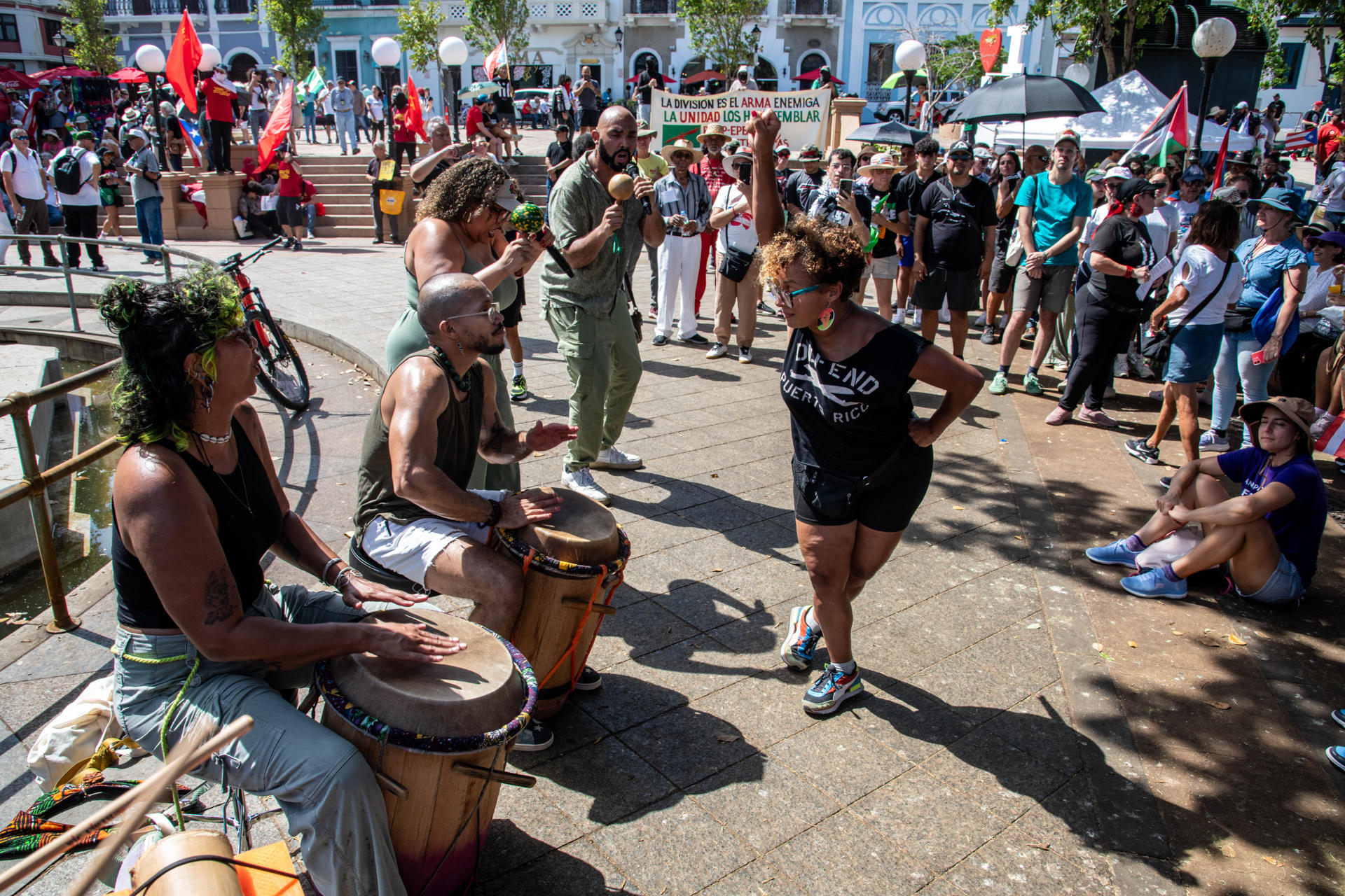 Personas participan en una presentación de bomba puertorriqueña previo a la 'Marcha por la Independencia de Puerto Rico' este sábado en San Juan (Puerto Rico). EFE/ Enid M Salgado
