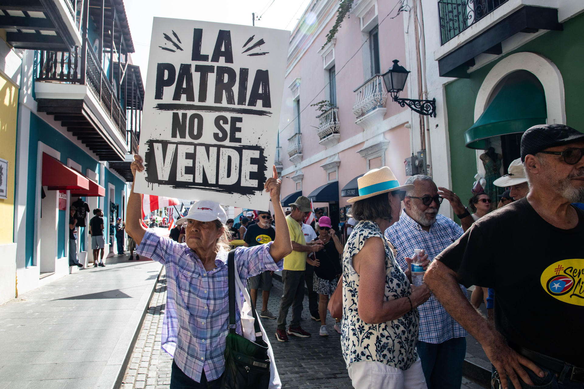 Personas se manifiestan durante la 'Marcha por la Independencia de Puerto Rico' este sábado en San Juan (Puerto Rico). EFE/ Enid M Salgado