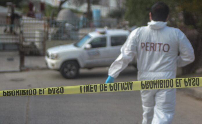 Un total de diez personas asesinadas fueron encontradas por las autoridades este sábado en diversos municipios del estado de Zacatecas, centro-norte de México, entre ellos un exalcalde, informó la Fiscalía estatal. Fotografía de archivo. EFE/ Joebeth Terriquez
