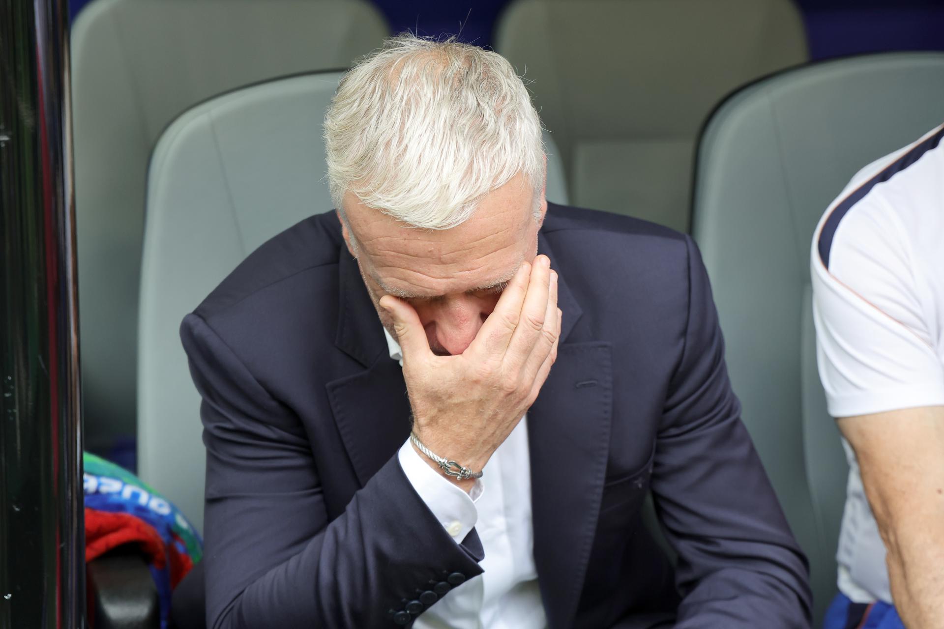 Didier Deschamps abandona el banquillo de la selección francesa con una nota negativa que no oculta que, en sus 14 años al frente del equipo, ha forjado un palmarés que le definen como el mejor seleccionador galo de todos los tiempos. EFE/EPA/CRISTOBAL HERRERA-ULASHKEVICH