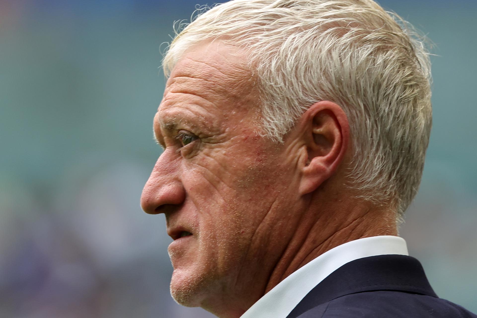 Didier Deschamps abandona el banquillo de la selección francesa con una nota negativa que no oculta que, en sus 14 años al frente del equipo, ha forjado un palmarés que le definen como el mejor seleccionador galo de todos los tiempos. EFE/EPA/CRISTOBAL HERRERA-ULASHKEVICH