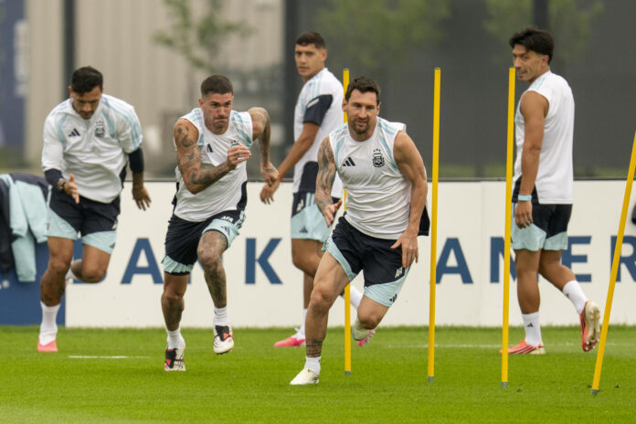 Lionel Messi y el resto de jugadores de la selección Argentina durante su entrenamiento en el Columbia Park Training Facility para preparar la final del Mundial frente a España este domingo. EFE/Ángel Colmenares
