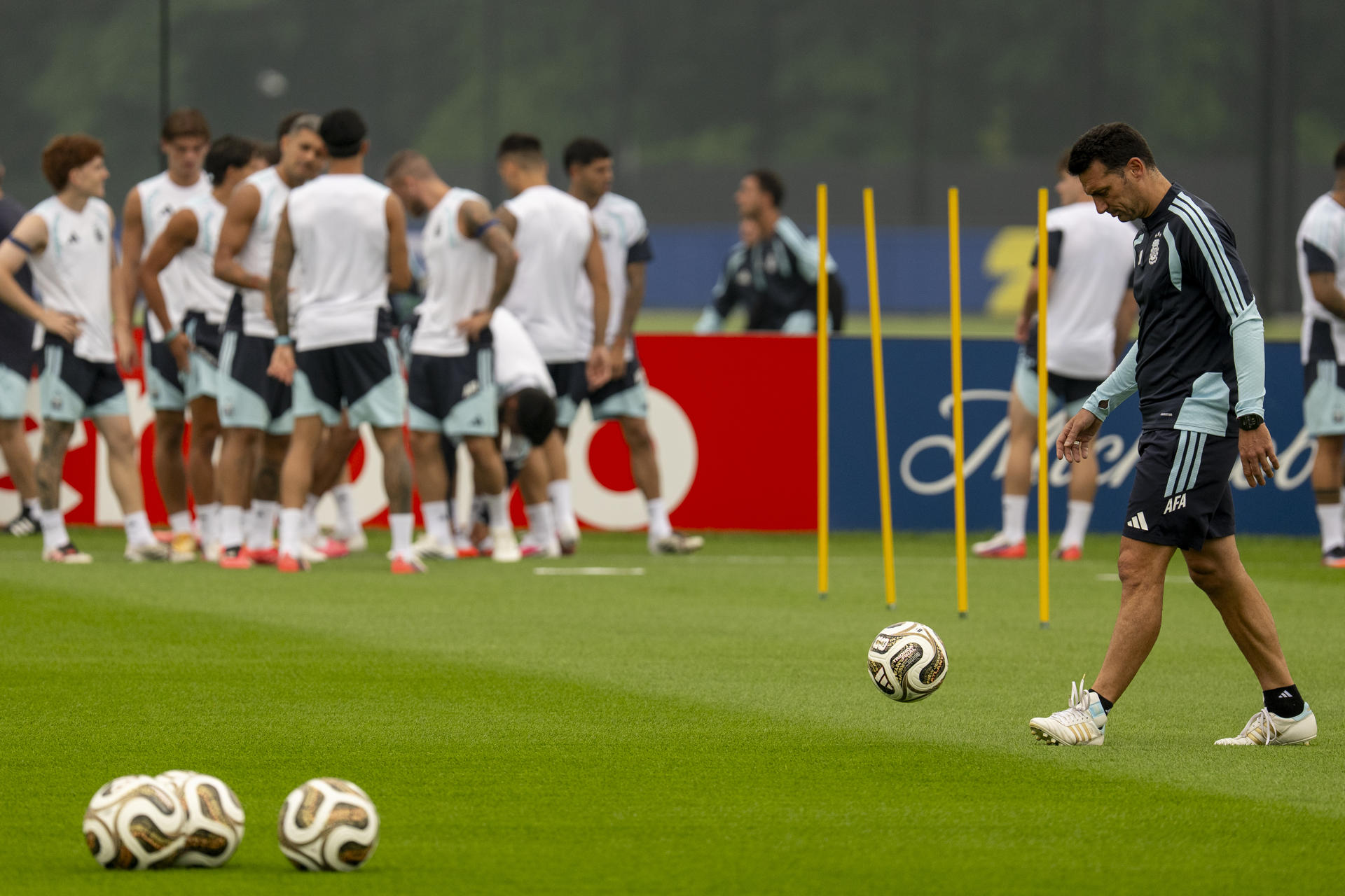 El técnico de la selección Argentina, Lionel Scaloni, durante su entrenamiento en el Columbia Park Training Facility para preparar la final del Mundial frente a España este domingo. EFE/Ángel Colmenares