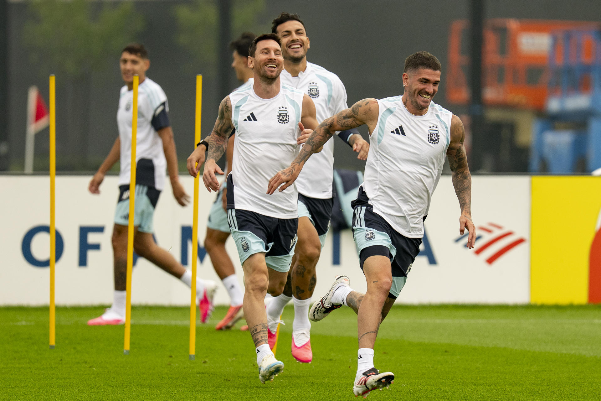 Jugadores de la selección Argentina durante su entrenamiento en el Columbia Park Training Facility para preparar la final del Mundial frente a España este domingo. EFE/Ángel Colmenares