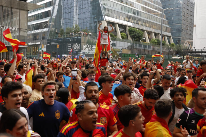 Aficionados de la selección de España se reúnen a un día de la final del Mundial de la FIFA 2026 ante Argentina en Nueva York (Estados Unidos). EFE/ Lavandeira Jr.
