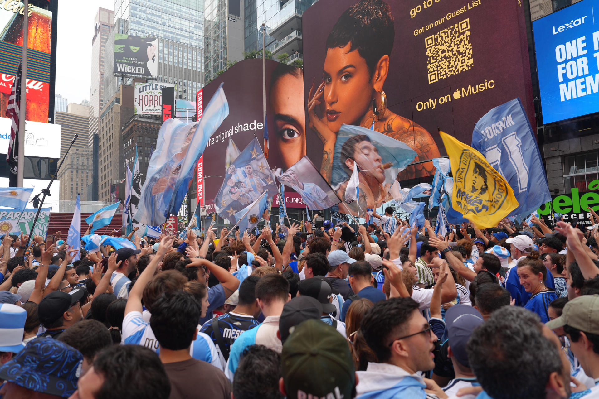 Aficionados de Argentina participan en un banderazo previo a la final de Mundial de la FIFA 2026 en Nueva York (Estados Unidos). EFE/ Octavio Guzmán