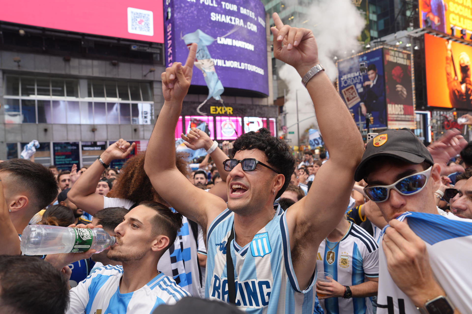 Aficionados de Argentina participan en un banderazo previo a la final de Mundial de la FIFA 2026 en Nueva York (Estados Unidos). EFE/ Octavio Guzmán