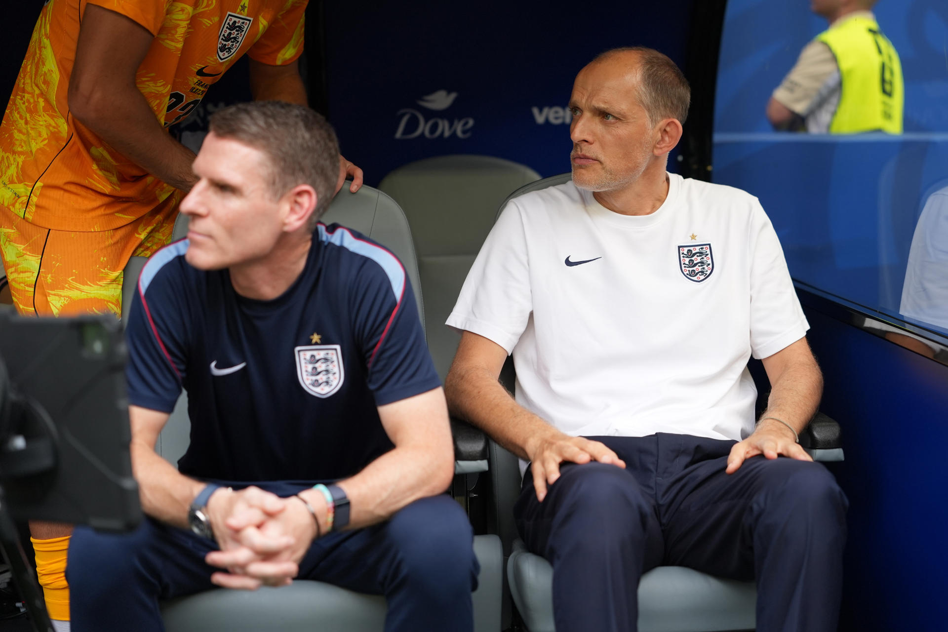 El seleccionador de Inglaterra, Thomas Tuchel (der.) reconoció que el tercer puesto conseguido por Inglaterra ante Francia (6-4) es "una cicatriz que no se va", pero lo encuadró como un logro histórico al señalar que es “la primera medalla” mundialista de los ‘Tres Leones’ desde su único título en 1966. EFE/ Alberto Boal