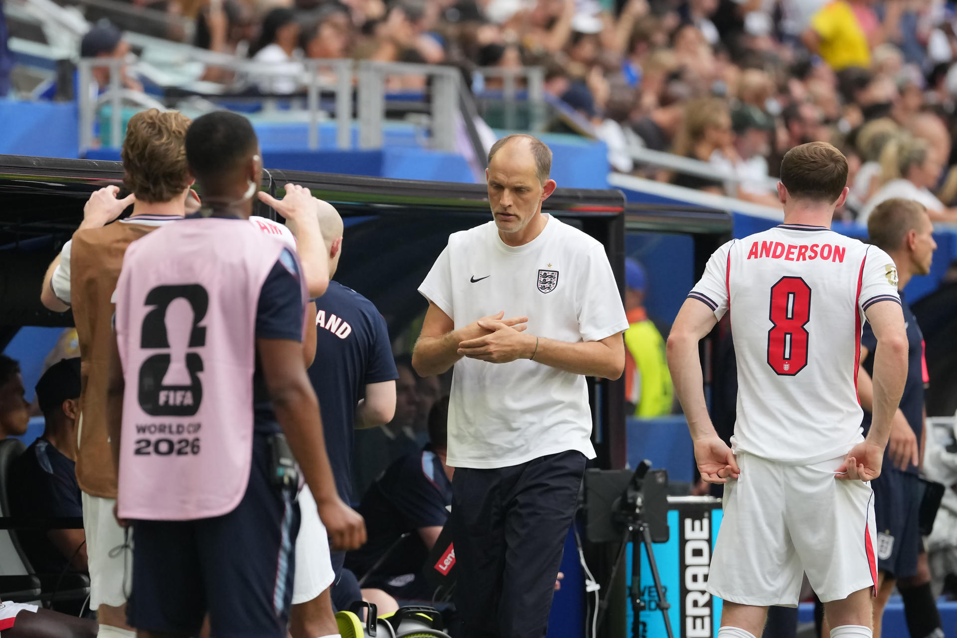 El seleccionador de Inglaterra, Thomas Tuchel (c) reconoció que el tercer puesto conseguido por Inglaterra ante Francia (6-4) es "una cicatriz que no se va", pero lo encuadró como un logro histórico al señalar que es “la primera medalla” mundialista de los ‘Tres Leones’ desde su único título en 1966. EFE/ Alberto Boal