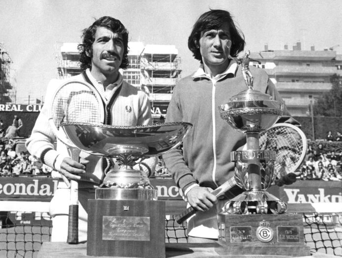 El 21 de octubre de 1974, tenista rumano Ilie Nastase (d) se adjudica en Barcelona el Trofeo Conde de Godó tras vencer en la final al español Manuel Orantes. EFE/Archivo.

