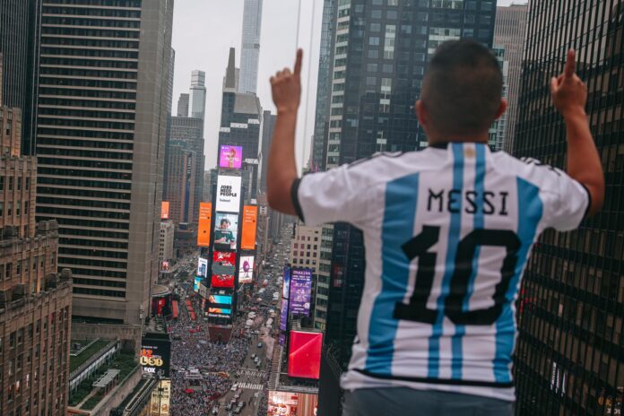 Un aficionado argentino luce su camiseta de Messi en Times Square, donde miles de seguidores de la Albiceleste se concentran en vísperas de la final del Mundial 2026, que juegan su selección y la de España este domingo. EFE/EPA/OLGA FEDOROVA
