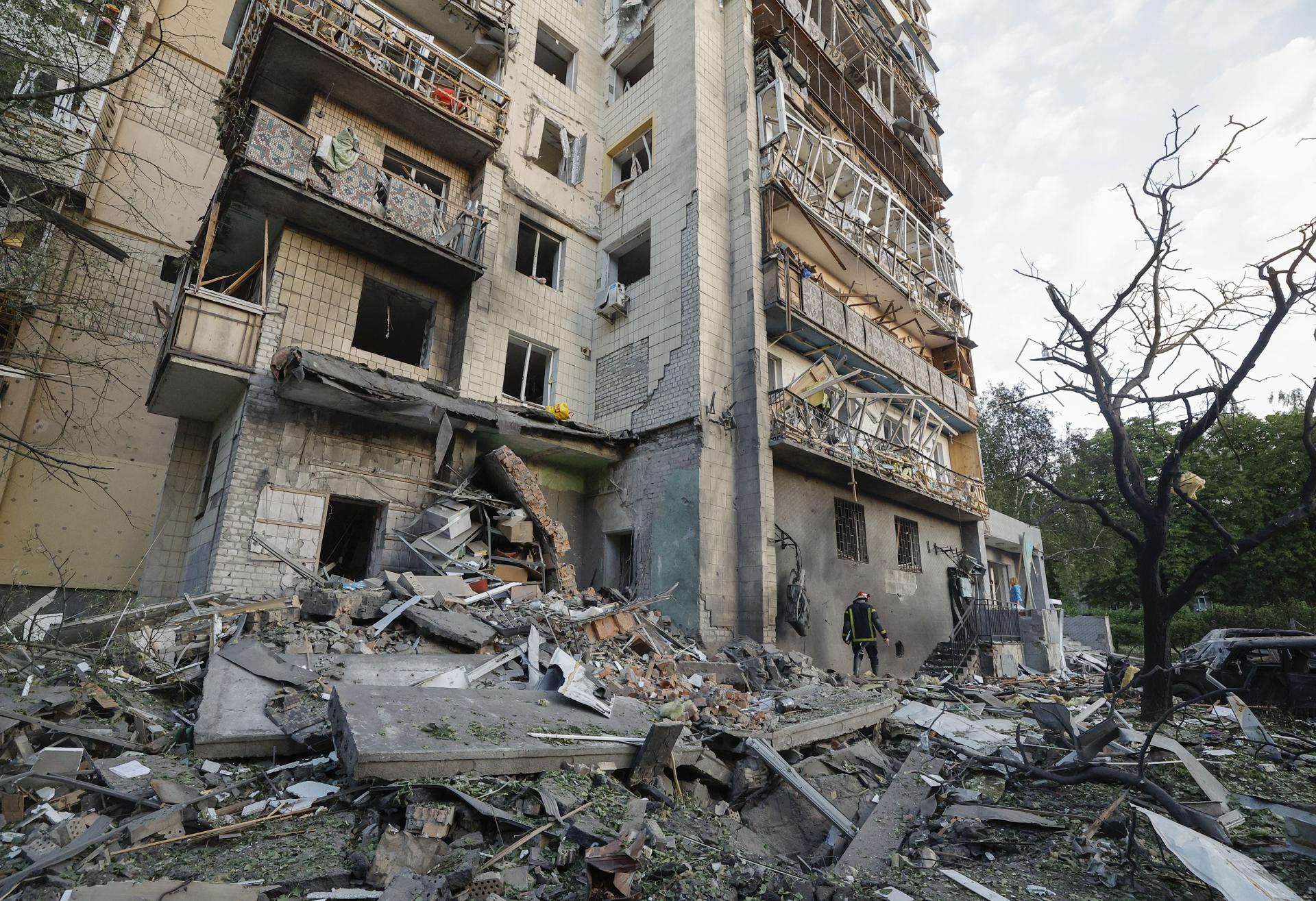 Edificio de Kiev dañado tras el ataque ruso en la madrugada del 19 de julio. EFE/EPA/SERGEY DOLZHENKO