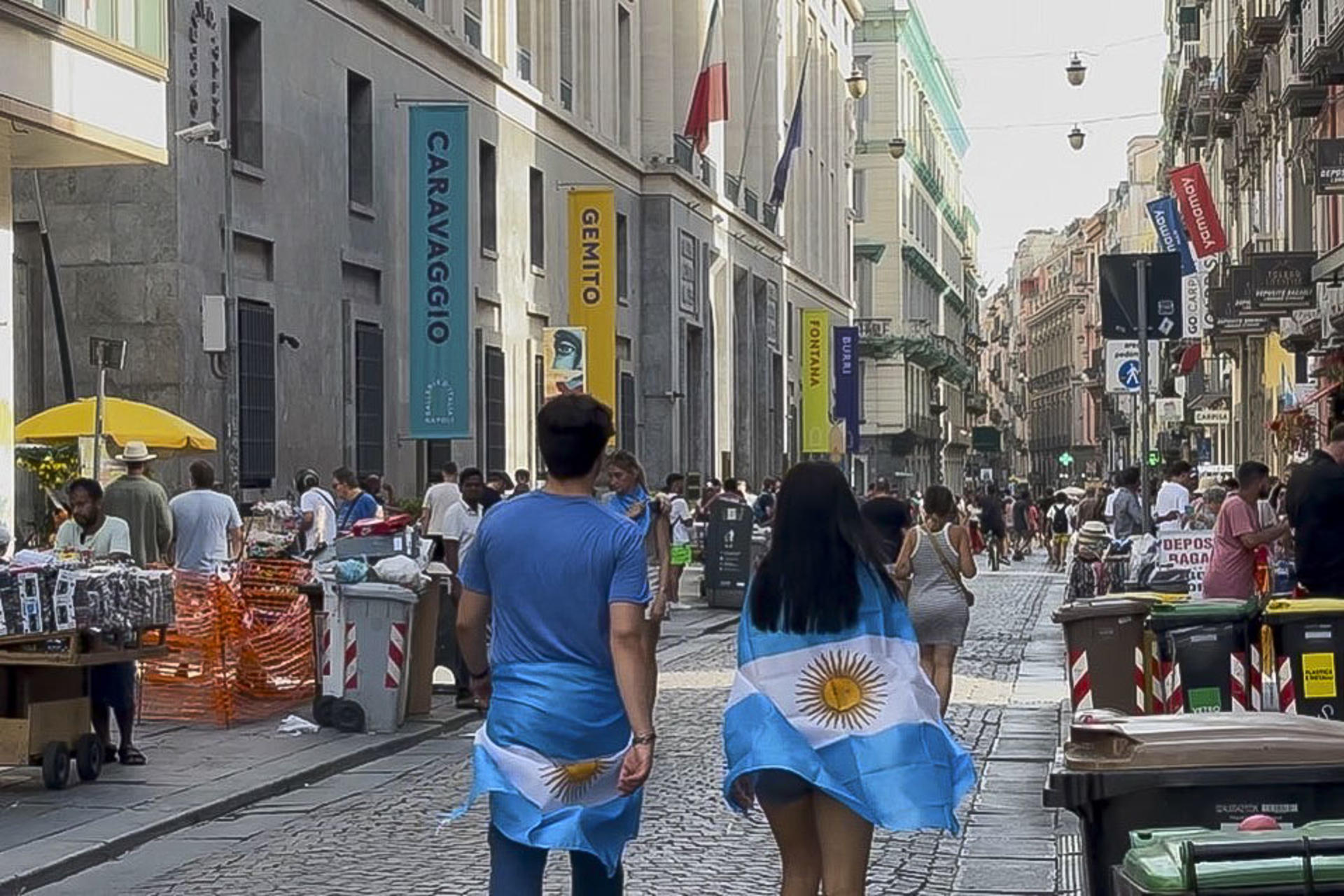 La ciudad de Nápoles, teñida de albiceleste, se convierte en una más de Argentina con vistas a la final del Mundial contra España y honra la memoria de 'El Pibe de Oro'. Las calles respiran fútbol; respiran la emoción de una final histórica. Cuatro años después de que 'La Scaloneta' volviera a besar la gloria y conquistara su tercera Copa del Mundo en Catar 2022, en la ciudad italiana donde el fútbol es un culto -como ocurre en toda Argentina-, no existe otro tema de conversación este domingo. Enfrente, España. EFE/Carlos Expósito