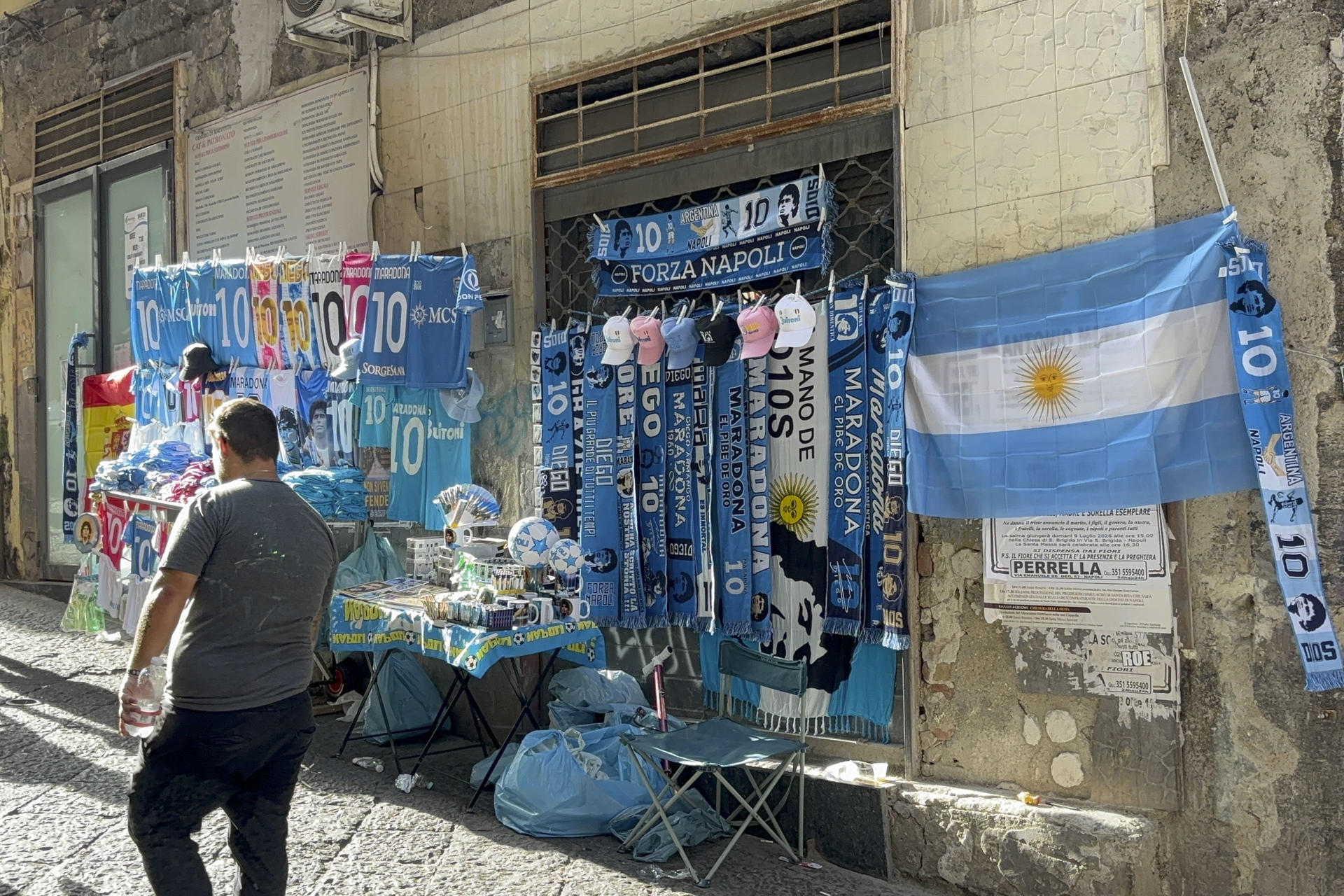 La ciudad de Nápoles, teñida de albiceleste, se convierte en una más de Argentina con vistas a la final del Mundial contra España y honra la memoria de 'El Pibe de Oro'. Las calles respiran fútbol; respiran la emoción de una final histórica. Cuatro años después de que 'La Scaloneta' volviera a besar la gloria y conquistara su tercera Copa del Mundo en Catar 2022, en la ciudad italiana donde el fútbol es un culto -como ocurre en toda Argentina-, no existe otro tema de conversación este domingo. Enfrente, España. EFE/Carlos Expósito