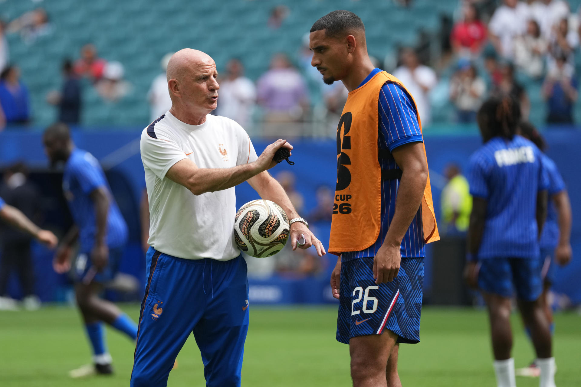El seleccionador de Francia Didier Deschamps (i) habla con Maxence Lacroix este sábado, previo al partido por el tercer lugar del Mundial de la FIFA 2026 entre Francia e Inglaterra en el estadio Hard Rock en Miami (Estados Unidos). EFE/ Alberto Boal