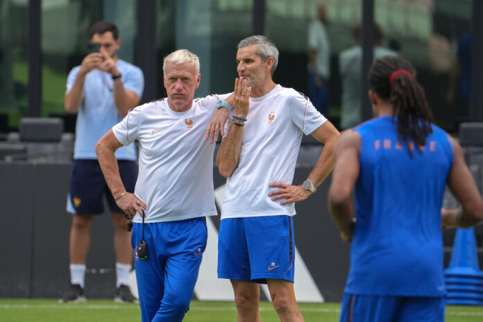 El entrenador de Francia Didier Deschamps (i), durante un entrenamiento este viernes, en Fort Lauderdale, Florida (Estados Unidos). EFE/ Alberto Boal
