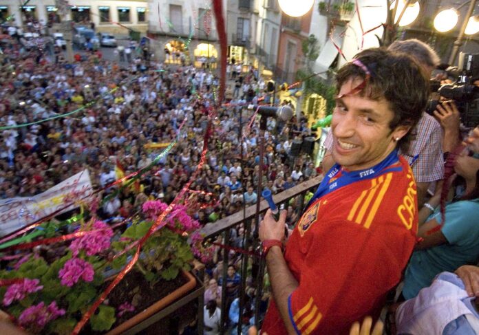 Fotografía de archivo del 17 de julio de 2010, en la que puede verse a Joan Capdevila (d), durante el homenaje recibido en su pueblo natal, Tárrega (Lleida), tras proclamarse campeón del mundo en Sudáfrica. EFE/Laurent Sansen

