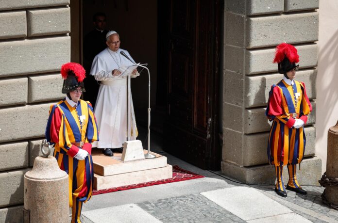 El papa durante del rezo del Ángelus este domingo en Castel Gandolfo. EFE/EPA/GIUSEPPE LAMI
