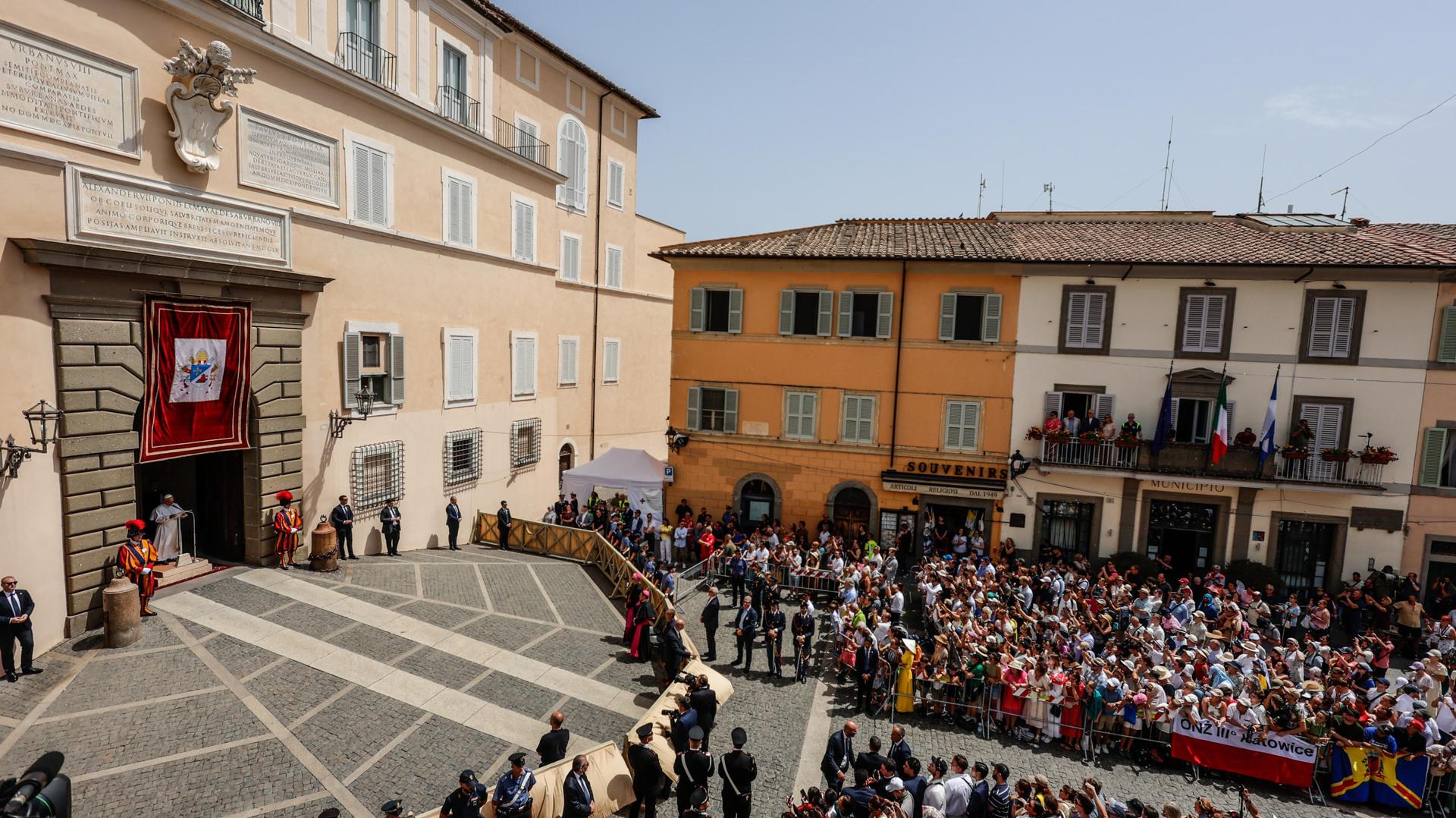 Cientos de fieles acuden a las puertas del Palacio Apostólico de Castel Gandolfo para escuchar al papa León XIV. EFE/EPA/GIUSEPPE LAMI