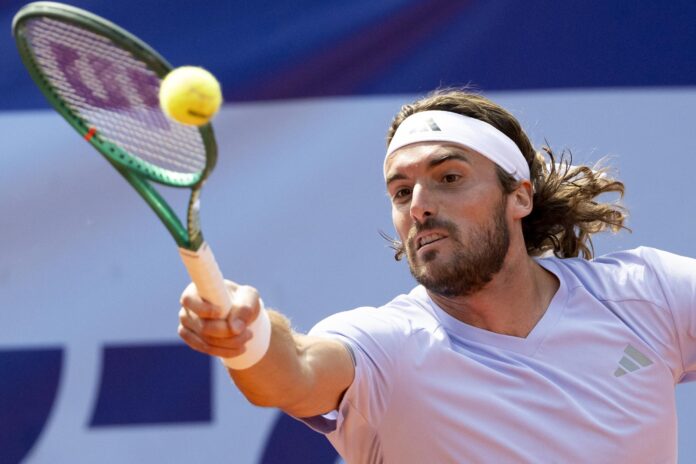 El griego Stefanos Tsitsipas, en acción durante su partido frente al belga Raphael Collignon en la final del Swiss Open de tenis en Gstaad, Suiza. EFE/ANTHONY ANEX

