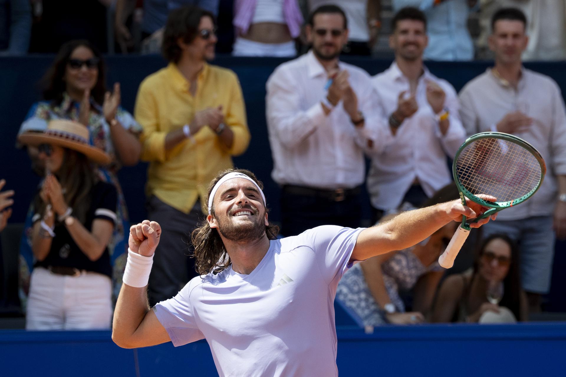 El griego Stefanos Tsitsipas celebra su triunfo sobre el belga Raphael Collignon en la final del Swiss Open de tenis en Gstaad, Suiza. EFE/ANTHONY ANEX