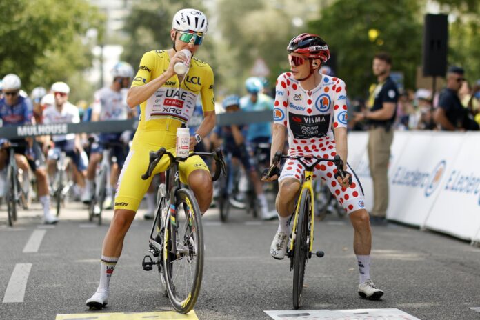 El líder del Tour de Francia, el esloveno Tadej Pogacar (i), del UAE Team Emirates XRG), y el danés Jonas Vingegaard (d) (Visma | Lease a Bike), antes del inicio de la etapa 14 de la prueba francesa, disputada este sábado. EFE/ YOAN VALAT
