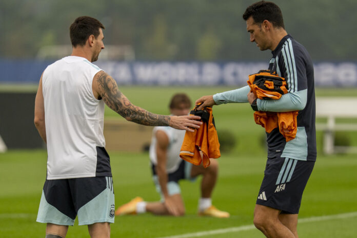 El futbolista argentino Lionel Messi (i) y su seleccionador, Lionel Scaloni (d), este sábado, durante el último entrenamiento del equipo con vistas a la final del Mundial de Estados Unidos, México y Canadá, que juegan este domingo contra España. EFE/ Angel Colmenares
