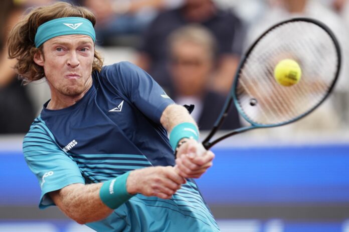 El ruso Andrei Rublev, durante la final del torneo de Bastad (Suecia), disputada este domingo contra el italiano Luciano Darderi. EFE/ Björn Larsson Rosvall *Prohibido su uso en Suecia*
