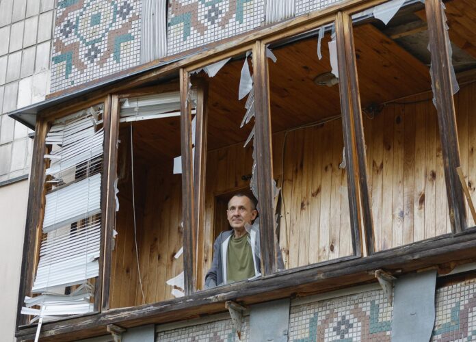 FOTODELDÍA - KYIV (Ucrania), 19/07/2026.- Una persona inspecciona el lugar de un ataque con misiles rusos contra una zona residencial de Kiev, Ucrania, el 19 de julio de 2026, en el contexto de la invasión rusa. Al menos una persona murió y otras 15 resultaron heridas en un ataque ruso a gran escala perpetrado durante la noche contra Kiev, según el Servicio Estatal de Emergencias de Ucrania (SES). Rusia utilizó al menos 38 misiles de diversos tipos en el ataque, según la Fuerza Aérea de Ucrania. EFE/SERGEY DOLZHENKO
