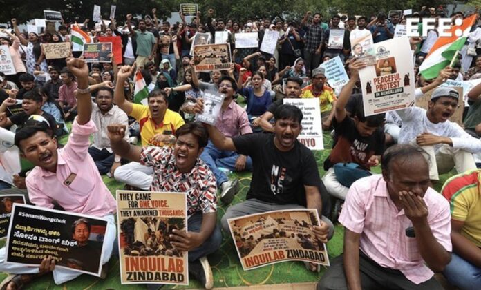 Protestas en Bangalore (India) en apoyo al activista Sonam Wangchuk, a quien el Gobierno indio ordenó hospitalizar a la fuerza. EFE/EPA/JAGADEESH NV
