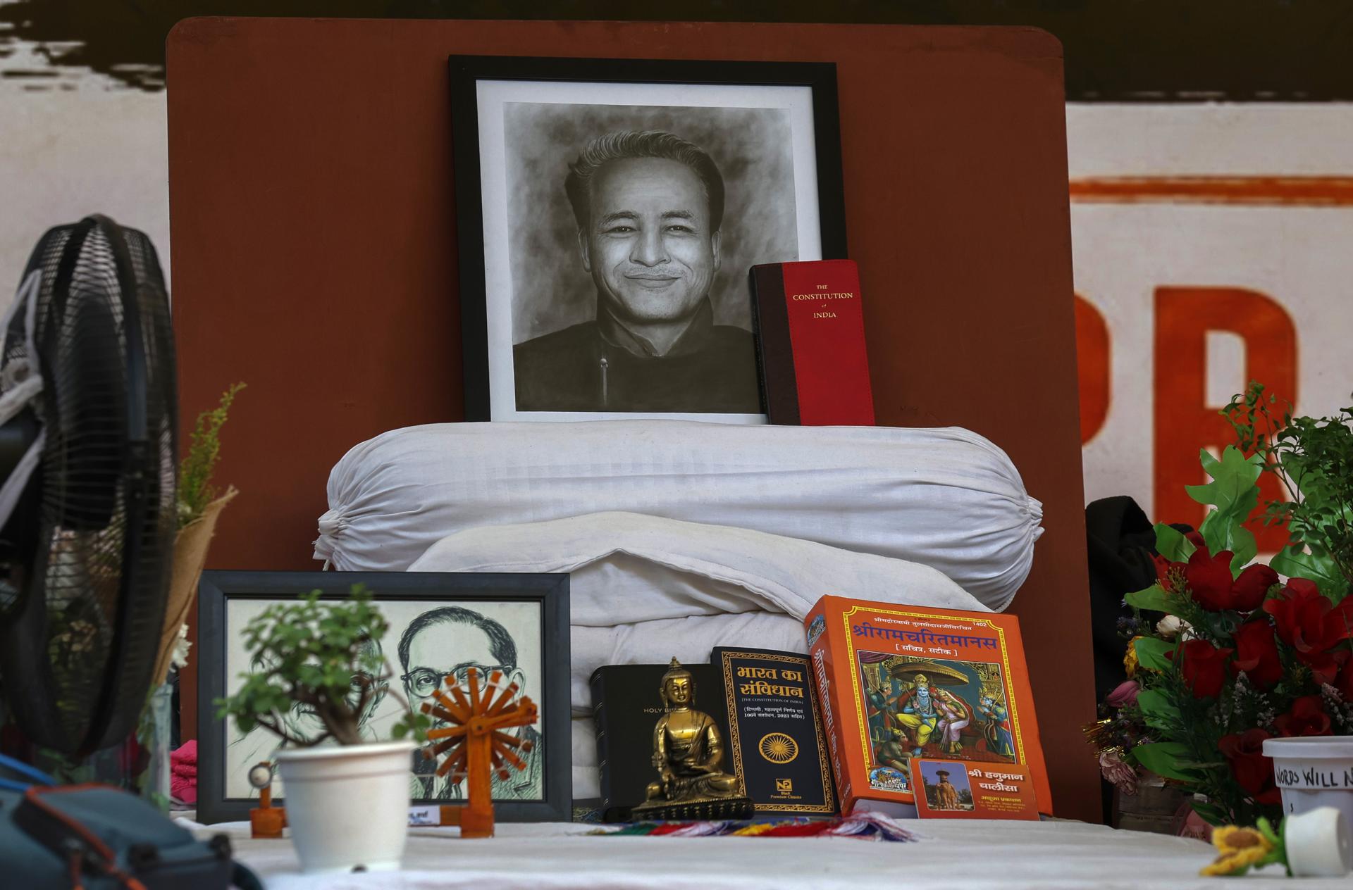 Retrato del activista indio Sonam Wangchuk en un pequeño altar, durante las protestas en Nueva Dheli para exigir al Gobierno que permita su traslado a un hospital elegido por su familia. EFE/EPA/RAJAT GUPTA