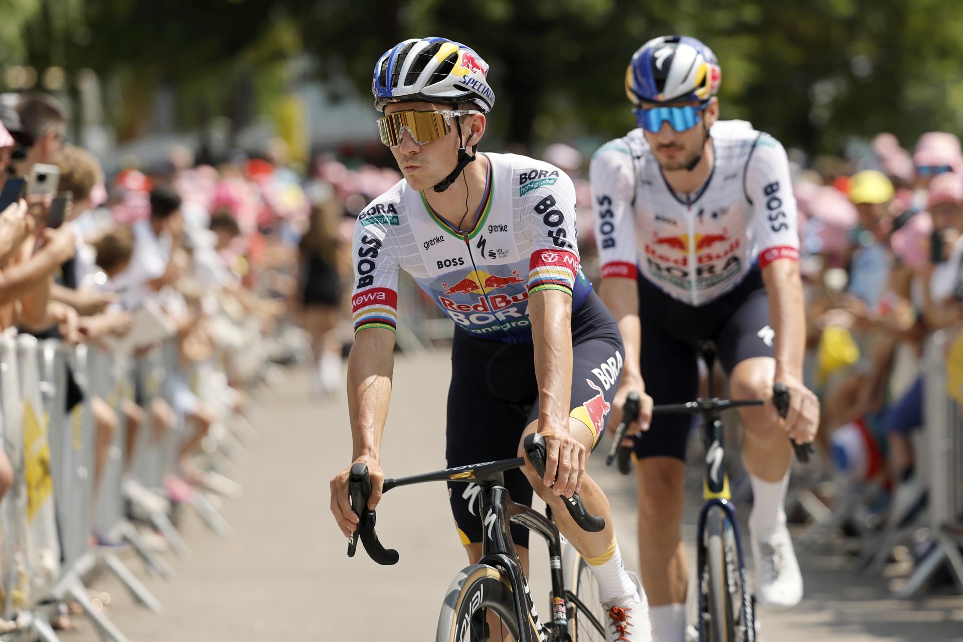 El ciclista belga Remco Evenepoel (LI , del equipo Red Bull - Bora - Hansgroh, durante la etapa 15 del Tour que ha terminado en Plateau de Solaison, Francia. EFE/EPA/GUILLAUME HORCAJUELO