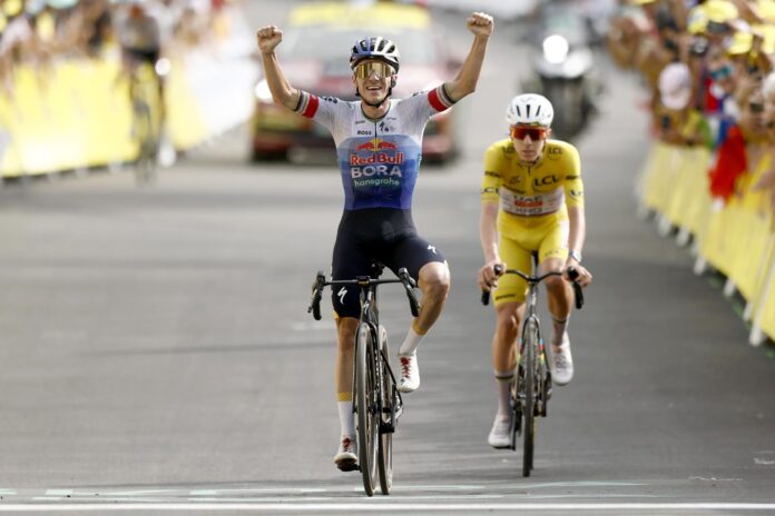 El ciclista belga Remco Evenepoel (LI , del equipo Red Bull - Bora - Hansgroh, por delante de esloveno Tadj Pogacar, del equipo UAE Team Emirates XRG, durante la etapa 15 del Tour que ha terminado en Plateau de Solaison, Francia EFE/EPA/YOAN VALAT
