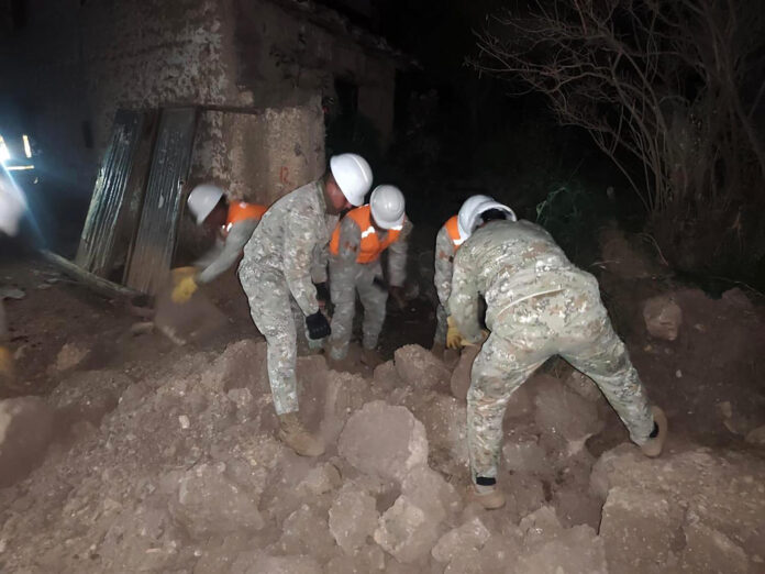 Fotografía cedida este domingo por el Ministerio de Defensa de Perú que muestra a integrantes de las Fuerzas Armadas removiendo escombros tras un sismo en la provincia de Chupaca, en la región de Junín (Perú). EFE/ Ministerio de Defensa de Perú
