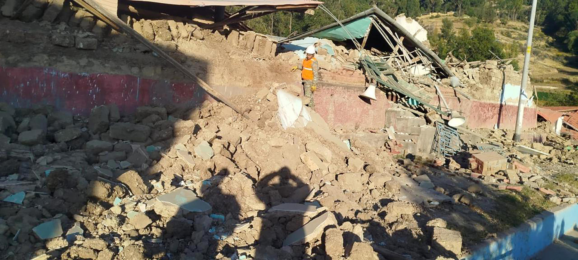 Fotografía cedida este domingo por el Ministerio de Defensa de Perú que muestra a un integrante de las Fuerzas Armadas removiendo escombros tras un sismo en la provincia de Chupaca, en la región de Junín (Perú). EFE/ Ministerio de Defensa de Perú