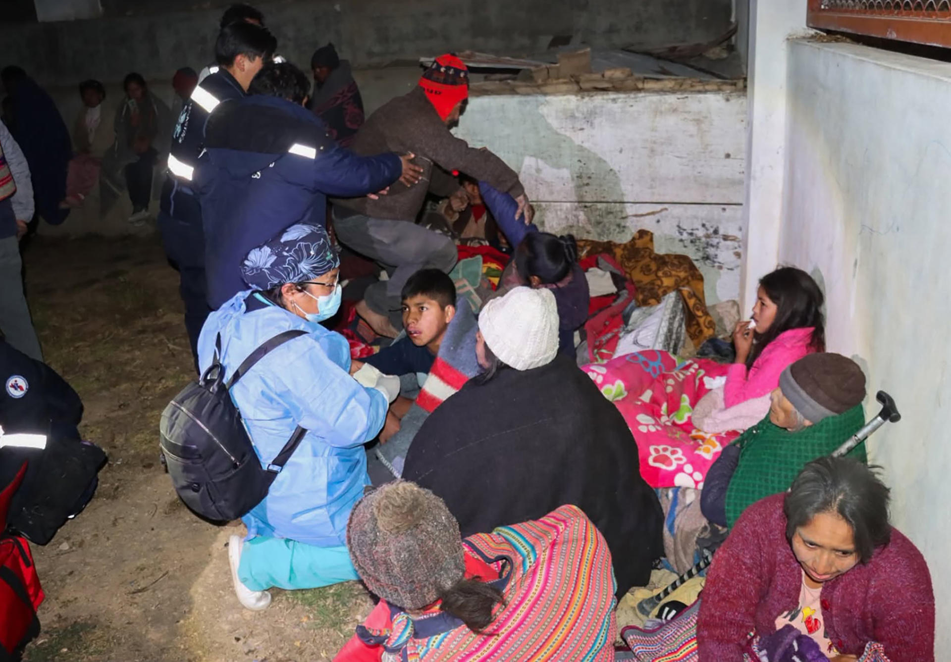 Fotografía cedida este domingo por el Gobierno Regional de Junín que muestra a personas resguardándose tras un sismo en la provincia de Chupaca, en la región de Junín (Perú). EFE/ Gobierno Regional De Junín