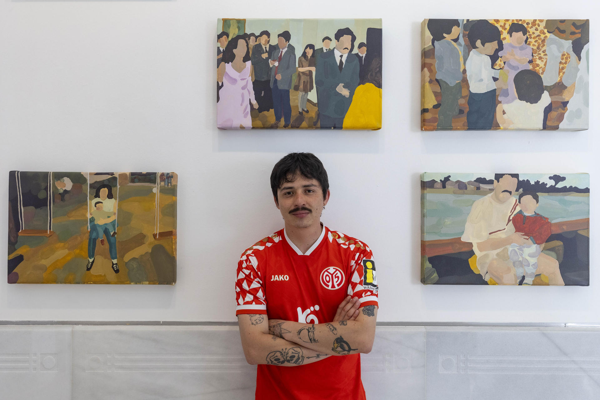 El artista ecuatoriano CMAL, posa junto a su obra 'La mirada de mi madre', en la muestra titulada 'Los de aquí', en la que participan nueve artistas de Ecuador que hacen dialogar el arte contemporáneo con los movimientos migratorios, en Cartagena (España), con motivo del Festival Mar de Músicas, este año dedicado a Ecuador. EFE/Marcial Guillén