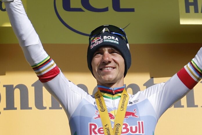 El ciclista belga Remco Evenepoel (LI , del equipo Red Bull - Bora - Hansgroh, tras la etapa 15 del Tour que ha terminado en Plateau de Solaison, Francia EFE/EPA/GUILLAUME HORCAJUELO
