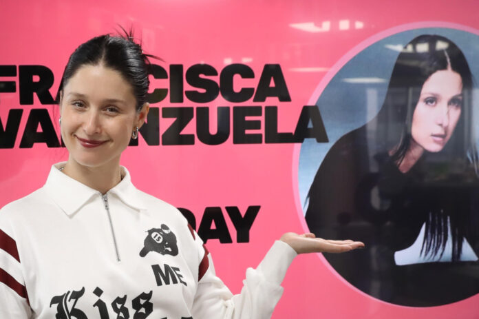 La compositora e instrumentista chilena Francisca Valenzuela, posa durante una entrevista con EFE este sábado en la Ciudad de México (México). EFE/Mario Guzmán
