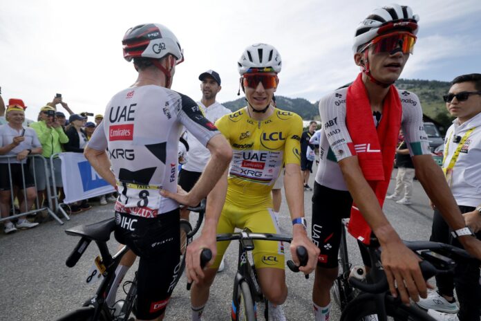 El esloveno Tadej Pogacar (C), del UAE Team Emirates XRG, y su compañero de equipo el mexicano Isaac del Toro en Plateau de Solaison, Francia. EFE/EPA/GUILLAUME HORCAJUELO / POOL
