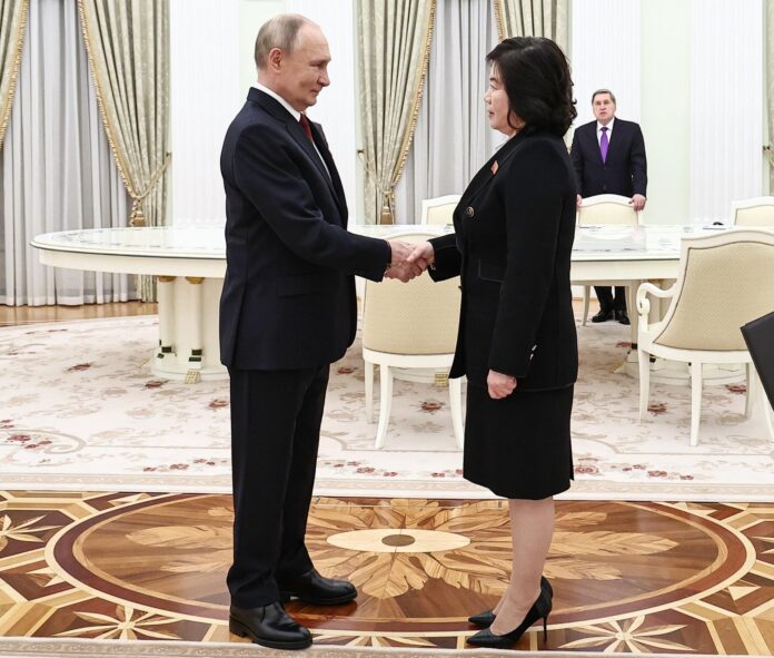 El presidente ruso, Vladimir Putin, y la responsable de Exteriores de Corea del Norte, en un encuentro en Moscú en 2024. EFE/EPA/MIKHAIL TERESHCHENKO / SPUTNIK / KREMLIN POOL MANDATORY CREDIT
