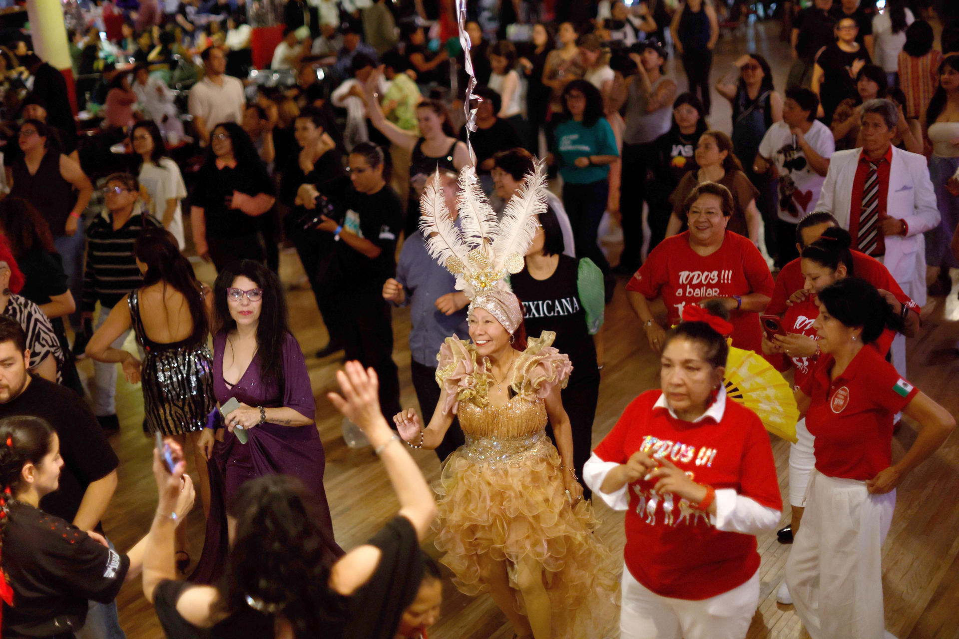 Personas bailan durante el noveno Musa Fest este sábado, en el salón Los Ángeles en la Ciudad de México (México). EFE/Sáshenka Gutiérrez