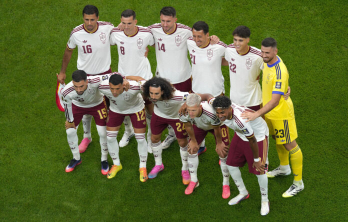 Jugadores de España forman en el partido de semifinales del Mundial de la FIFA 2026 entre Francia y España en el estadio AT&T en Arlington (Estados Unidos). EFE/ Kenneth Fernandez
