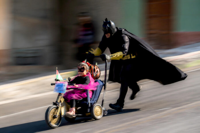 Personas participan en la XXV Carrera de Cochecitos sin Motor una tradición que une a padres e hijos para esta actividad que se realiza este sábado en las empinadas calles de La Paz (Bolivia). EFE/Gabriel Màrquez
