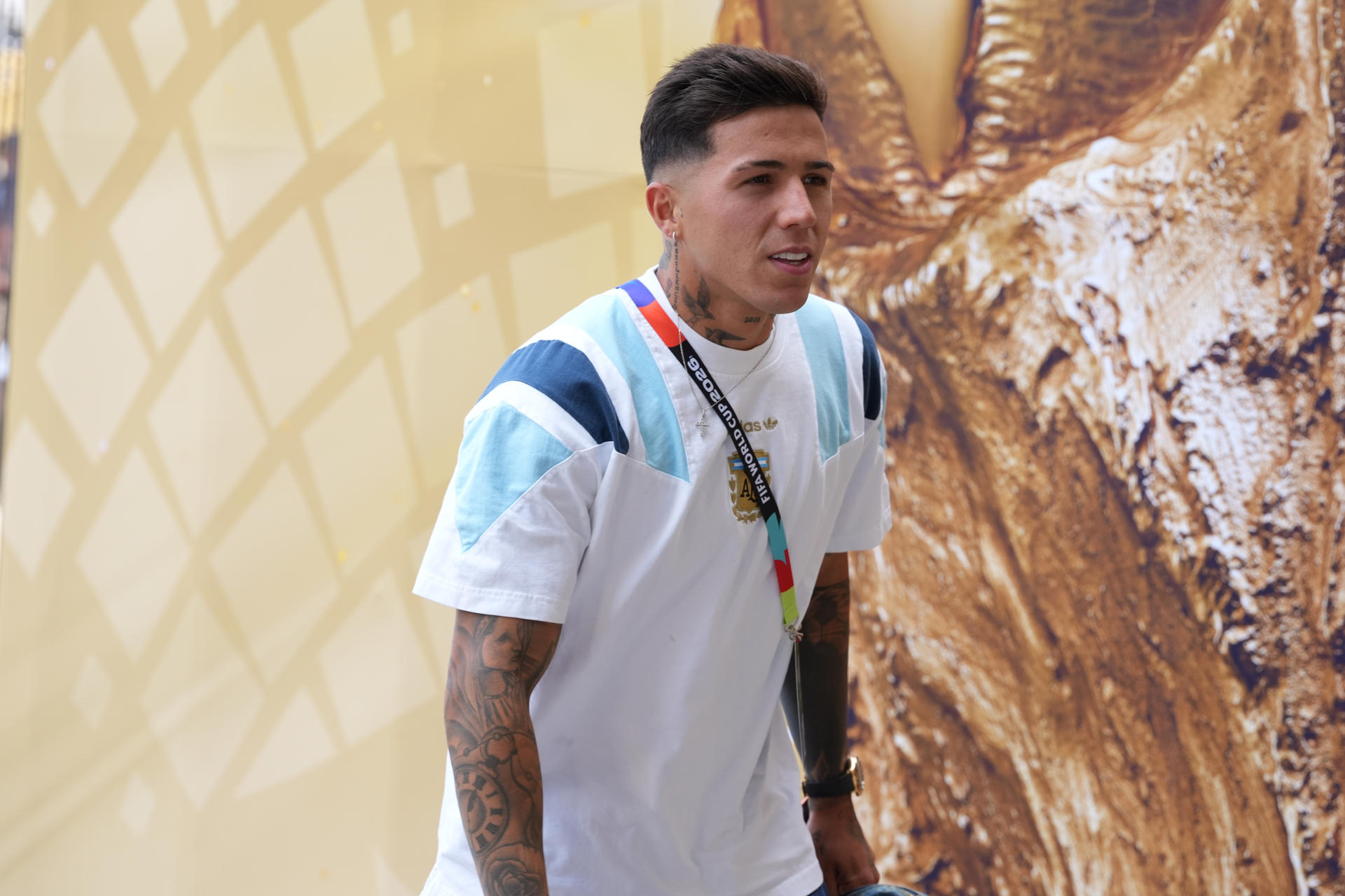 El jugador de la selección argentina Enzo Fernández a su llegada este domingo al estadio MetLife Stadium de Nueva Jersey para disputar frente a la selección de Argentina la final del Mundial 2026. EFE / Omar Alonso