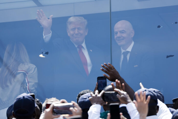 El presidente de EE.UU., Donald Trump, saluda junto al presidente de la FIFA, Gianni Infantino en la final del Mundial de la FIFA 2026 entre España y Argentina en el estadio MetLife en East Rutherford. EFE/ Lavandeira Jr
