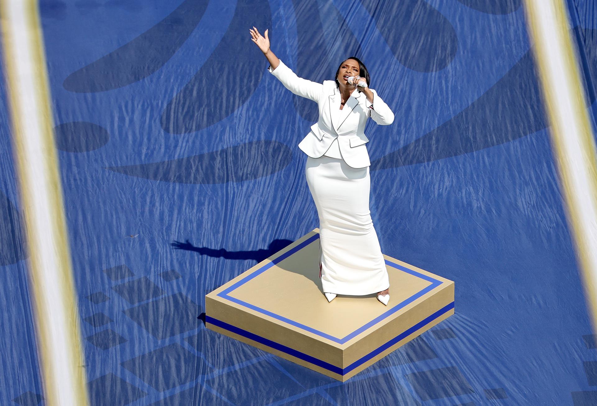 La cantante estadounidense Jennifer Hudson interpreta el himno nacional de Estados Unidos durante la ceremonia de clausura de la final de la Copa Mundial de la FIFA 2026 entre España y Argentina, en Nueva Jersey, EE. UU., el 19 de julio de 2026. (España) EFE/ Ronald Wittek