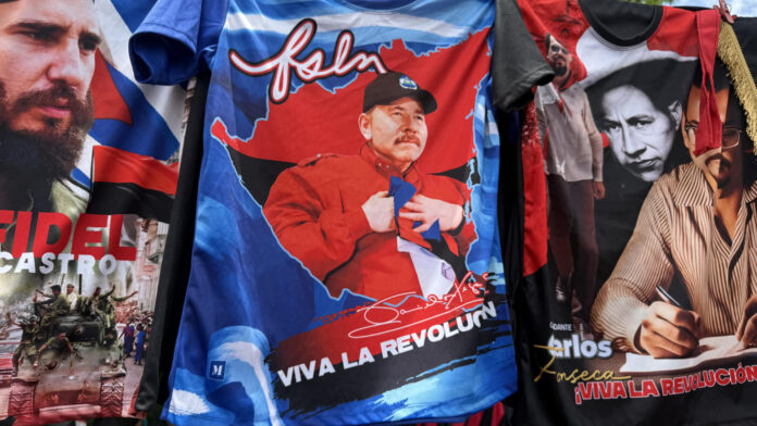 Fotografía que muestra una camiseta con la imagen estampada del presidente de Nicaragua, Daniel Ortega, durante la celebración del 47 aniversario de la revolución que derrocó por la vía armada a la dictadura de Anastasio Somoza Debayle, este domingo, en Managua (Nicaragua). EFE/ STR
