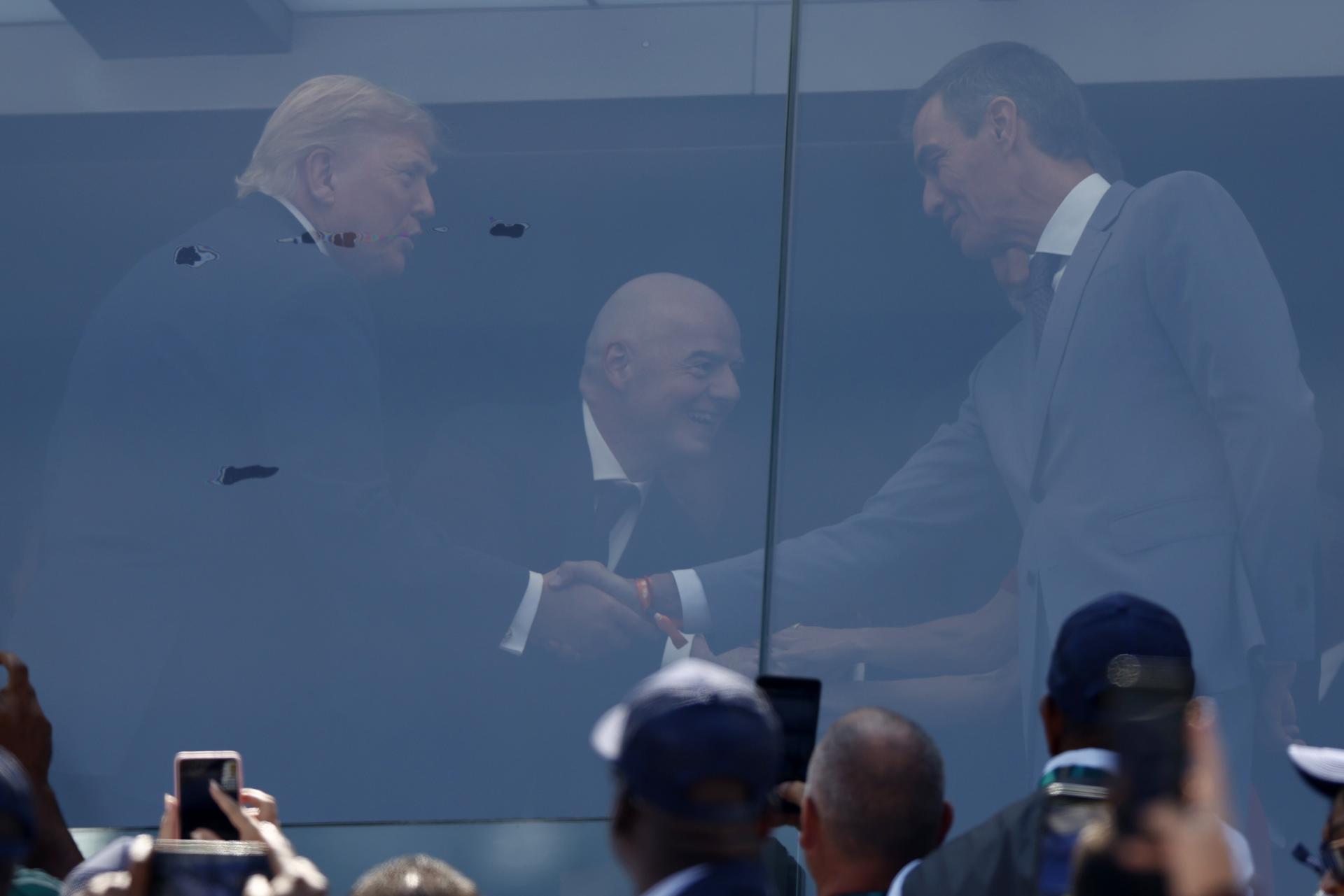 El presidente de Estados Unidos, Donald Trump (izquierda), se da la mano con el presidente español, Pedro Sánchez (derecha), antes de la final de la Copa Mundial de la FIFA 2026 entre España y Argentina, en East Rutherford, Nueva Jersey, EE.UU., el 19 de julio de 2026. (España) EFE/ Will Oliver