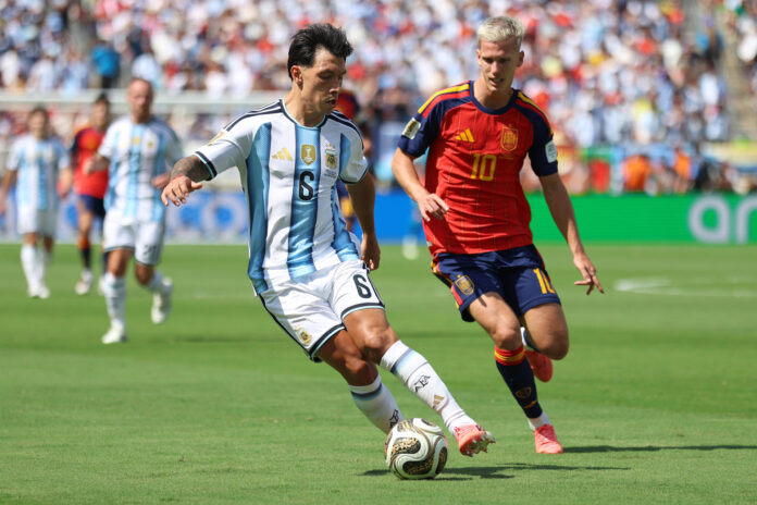 Dani Olmo (d) de España disputa el balón con Lisandro Martínez de Argentina este domingo, en el partido de la final del Mundial de la FIFA 2026 entre España y Argentina en el estadio MetLife en Nueva Jersey (Estados Unidos). EFE/ Octavio Guzman
